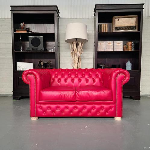 Brighton 2-Zits Classic Chesterfield Bank – Rood, Leer, Antiek en Kunst, Antiek | Meubels | Stoelen en Sofa's, Ophalen