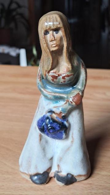 Beeldje vrouw met blauwe handtas beschikbaar voor biedingen
