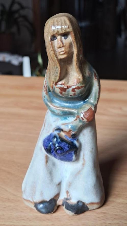 Beeldje vrouw met blauwe handtas, Verzamelen, Beelden en Beeldjes, Zo goed als nieuw, Verzenden