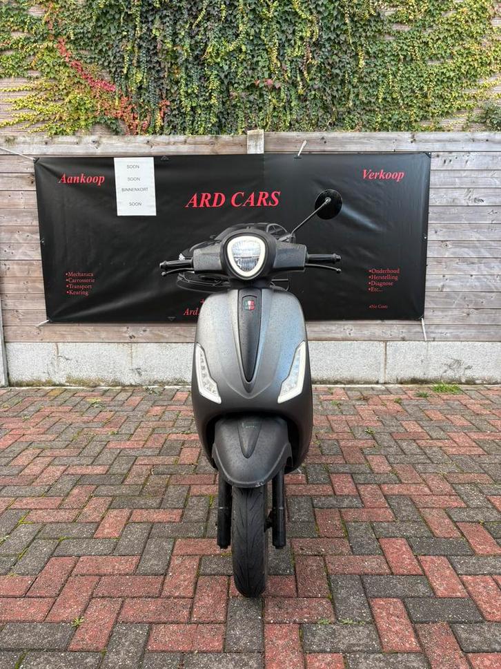 A klasse 2000km's vespa look, Fietsen en Brommers, Scooters | Piaggio, Zo goed als nieuw, Overige modellen, Klasse A (25 km/u)