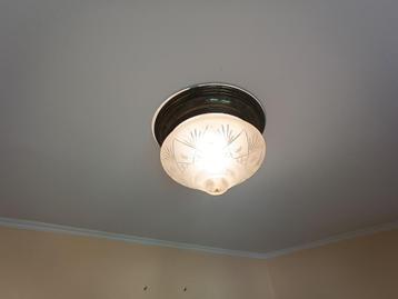 Twee historische plafondlampen, glas en messing   beschikbaar voor biedingen