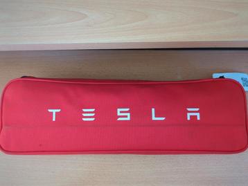 Tesla-set met veiligheidsaccessoires beschikbaar voor biedingen