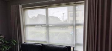 4 rolgordijnen met transparante witte gordijn.  beschikbaar voor biedingen
