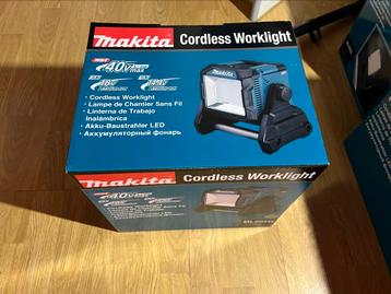 Nouvelle lampe de chantier Makita DEAML005G disponible aux enchères