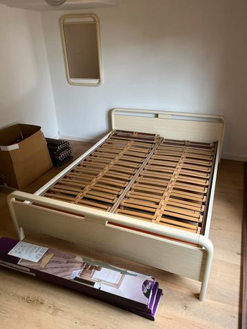 Bed met lattenbodems en bijpassende spiegel beschikbaar voor biedingen