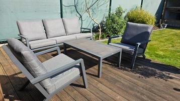 Lounge set  2x 1 zit , 3 zit en tafel  beschikbaar voor biedingen