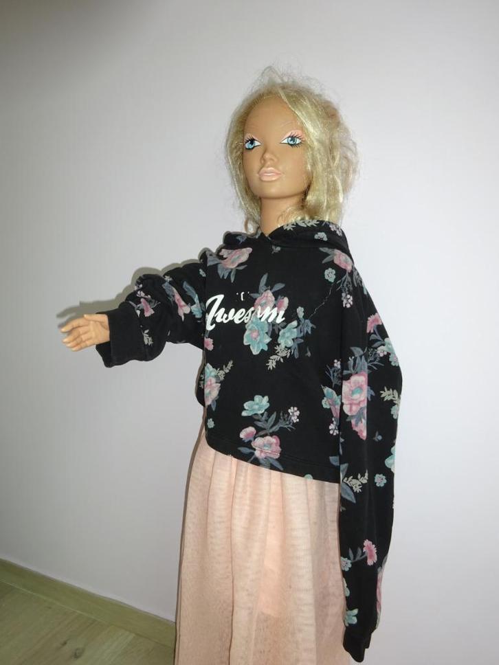 Zwarte cropped hoodie met bloemen maat 146 actie 4+1 gratis, Kinderen en Baby's, Kinderkleding | Maat 146, Zo goed als nieuw, Meisje