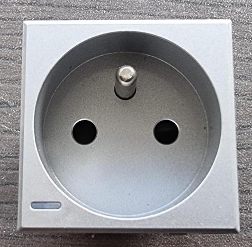 BTicinio Diverse onderdelen, schakelaars, stopcontacten & af, Doe-het-zelf en Bouw, Elektriciteit en Kabels, Nieuw, Stopcontact