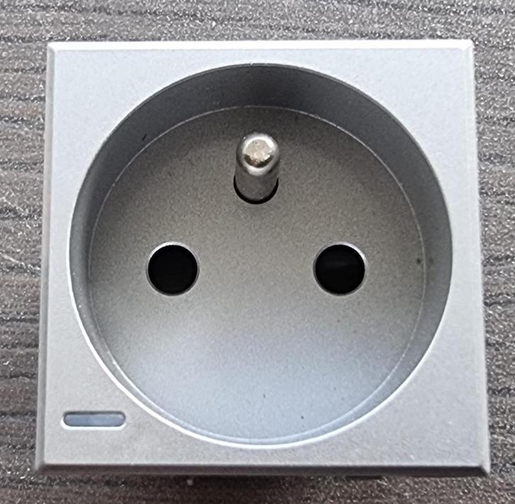 BTicinio Diverse onderdelen, schakelaars, stopcontacten & af, Doe-het-zelf en Bouw, Elektriciteit en Kabels, Nieuw, Stopcontact