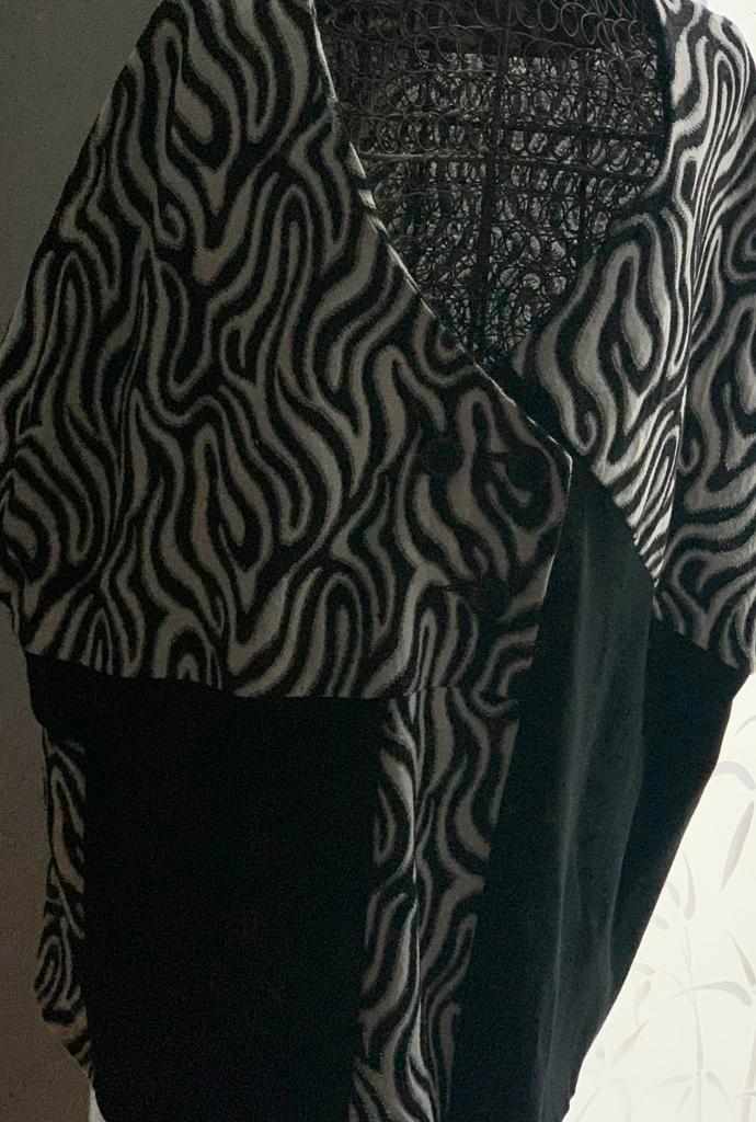 Charmante  52/54 abstract Blouse / vestje, Kleding | Dames, Grote Maten, Zo goed als nieuw, Blouse of Tuniek, Overige kleuren