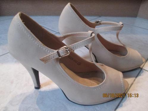Escarpins beiges à talons « C’M PARIS » P : 39, Kleding | Dames, Schoenen, Zo goed als nieuw, Pumps, Beige, Ophalen of Verzenden