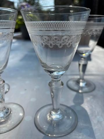 Oude kristallen apéro glazen beschikbaar voor biedingen