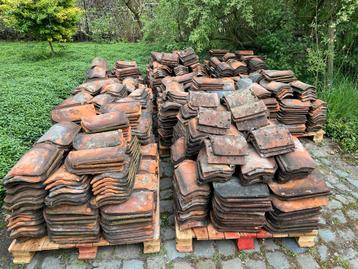 Te koop: Grote partij oude Boomse dakpannen met nokken - 1 v, Doe-het-zelf en Bouw, Dakpannen en Dakbedekking, Ophalen, Gebruikt