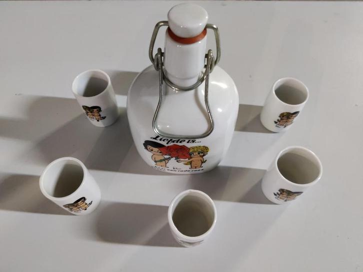 Vintage romantisch porseleinen karaf met 6 shotglaasjes, Verzamelen, Glas en Drinkglazen, Nieuw, Borrel- of Shotglas, Ophalen of Verzenden