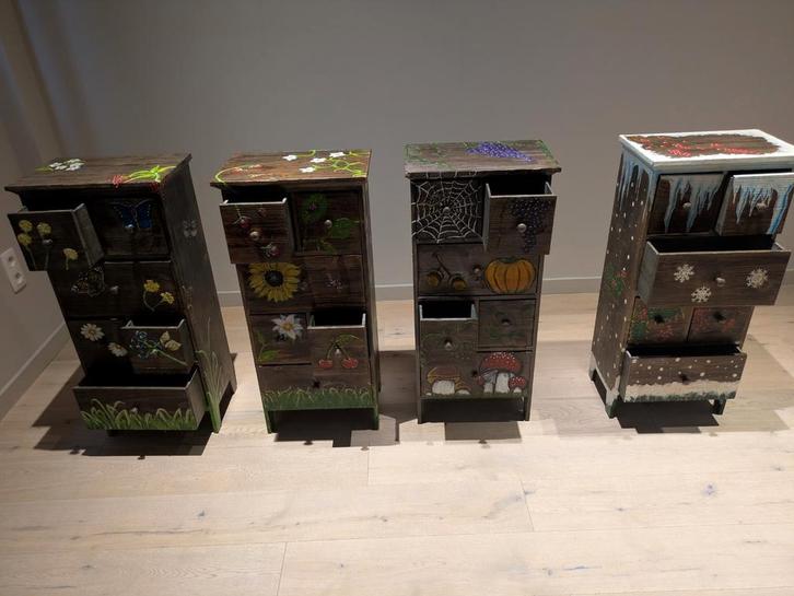 Sierlijke handgeschilderde houten kastjes, Antiek en Kunst, Antiek | Meubels | Kasten, Ophalen of Verzenden