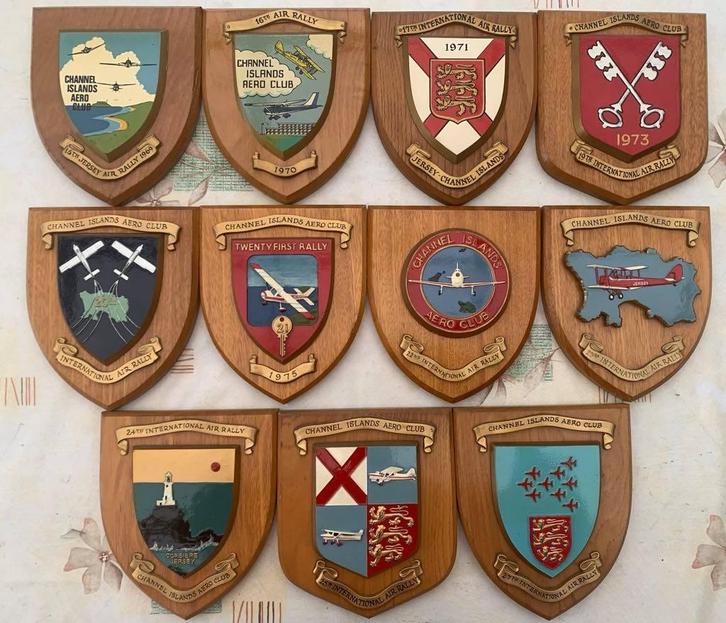 Lot 11x Chanel Island Air Rally plaquettes, jaren 60-70 mooi, Collections, Aviation, Comme neuf, Autres types, Enlèvement ou Envoi