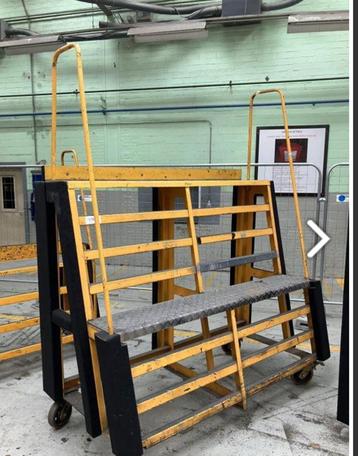 Metalen steiger, werkplatform op wielen beschikbaar voor biedingen