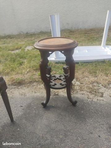 Kleine vintage voetstuktafel beschikbaar voor biedingen