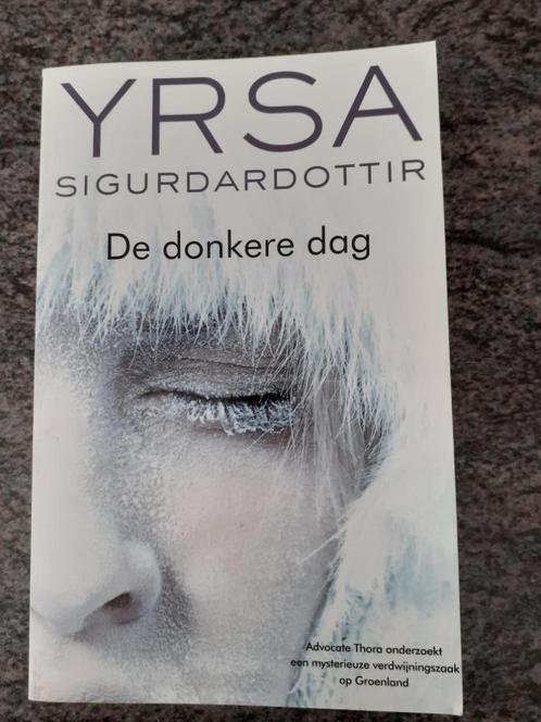 Boek ‘De donkere dag’ van Yrsa Sigurdardottir’, Boeken, Thrillers, Zo goed als nieuw, Scandinavië, Ophalen of Verzenden