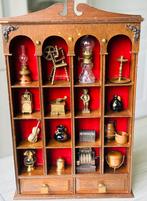 Vitrine en bois avec la collection de 19 miniatures., Antiquités & Art
