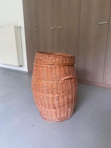 Grote rieten mand met deksel beschikbaar voor biedingen