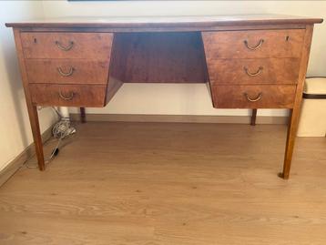 Vintage bureau beschikbaar voor biedingen