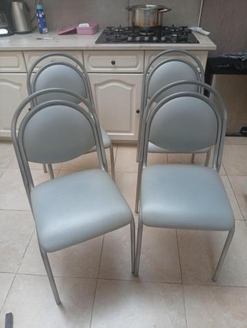 setje van 4 mooie stevige keuken stoelen  beschikbaar voor biedingen