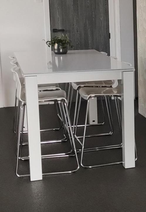 Tafel met 6 stoelen - wit metalen poten met blad in wit glas, Huis en Inrichting, Tafels | Eettafels, Zo goed als nieuw, Vijf personen of meer