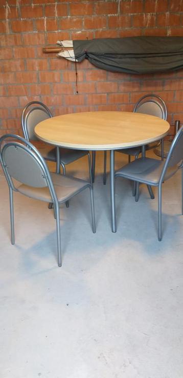 Tafel met stoelen beschikbaar voor biedingen