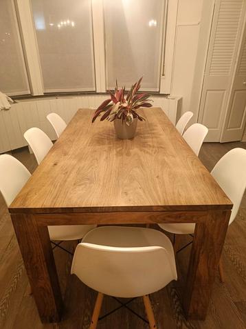 Mooie houten eettafel  beschikbaar voor biedingen