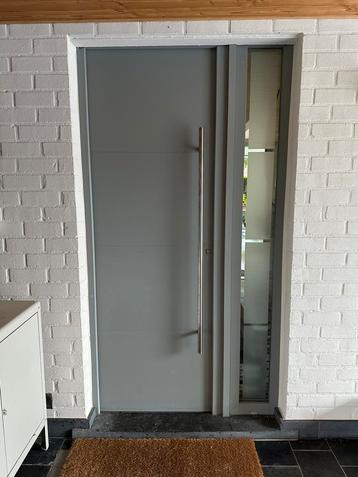 Deur grijs met zijlicht. Totale buitenmaat 207x114cm beschikbaar voor biedingen