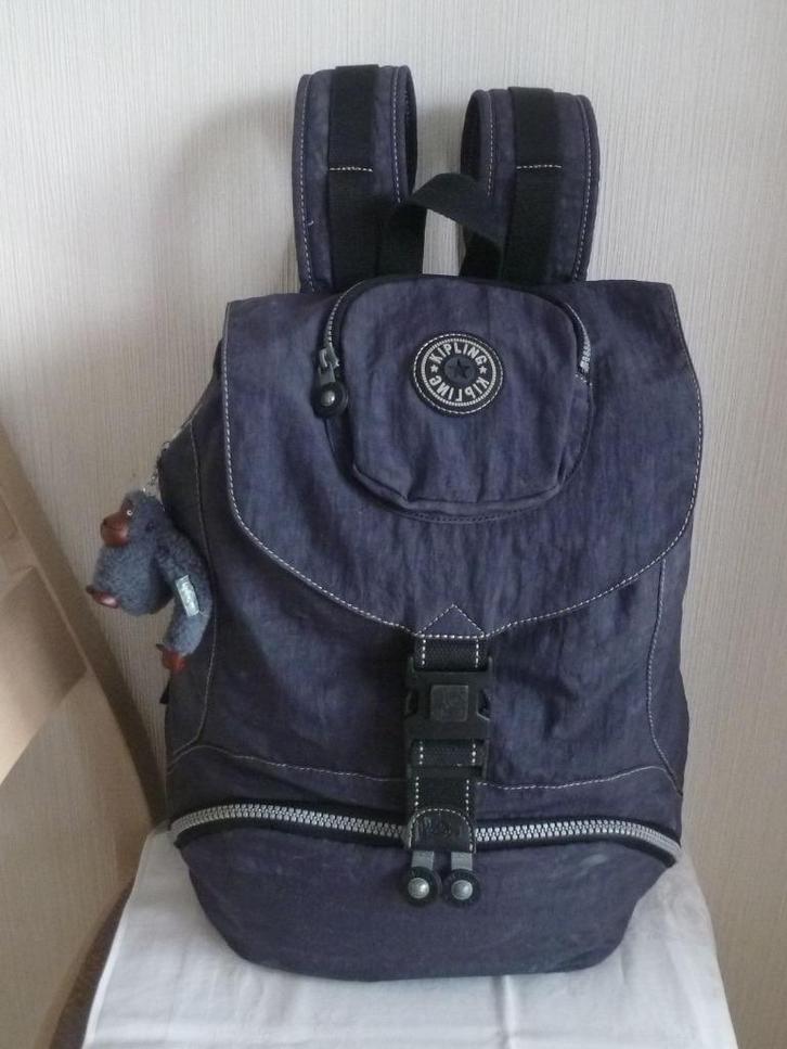 Kipling grote grijze rugzak met klep + aap, Handtassen en Accessoires, Tassen | Rugtassen, Gebruikt, Kipling, 25 tot 40 cm, 30 tot 45 cm