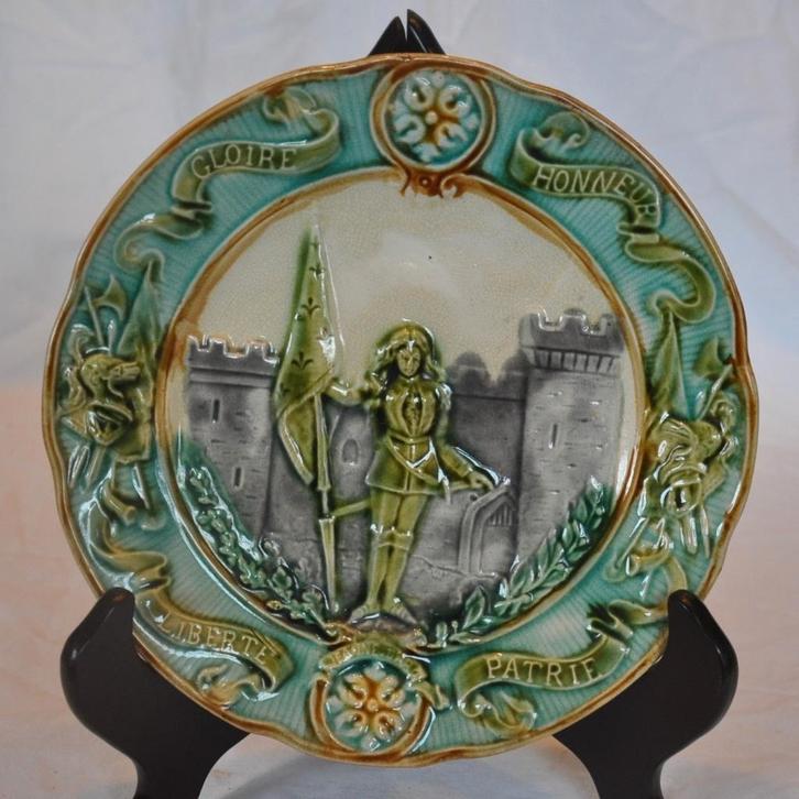assiette barbotine onnaing jeanne d'arc, Antiek en Kunst, Antiek | Keramiek en Aardewerk, Ophalen of Verzenden