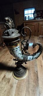 Vaas, hoorn des overvloed, met signatuur., Enlèvement