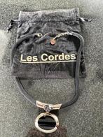 Collier Les Cordes - noir avec pendentif, Bijoux, Sacs & Beauté, Neuf, Enlèvement ou Envoi, Avec pendentif, Autres matériaux