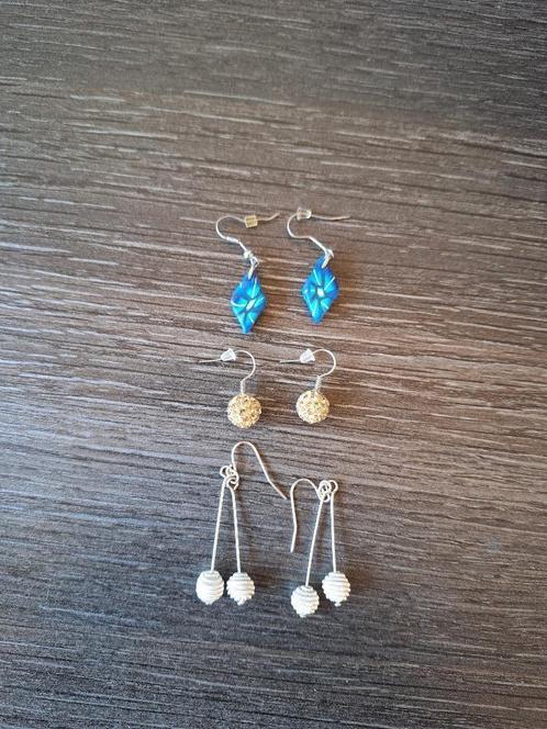blauw - zilveren- en goudkleurige oorringen, Handtassen en Accessoires, Oorbellen, Nieuw, Hangers, Overige materialen, Blauw, Ophalen of Verzenden