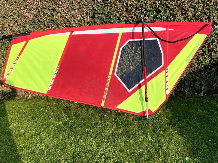 4 m2 windsurfzeil voor kinderen/jongeren, Watersport en Boten, Windsurfen, Zo goed als nieuw, Zeil, Met draagtas, Minder dan 5 m²