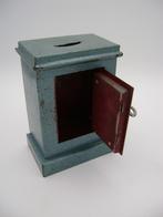 Te ruilen: oude metalen spaarpot in de vorm van een kluis, Verzamelen, Ophalen, Metaal of Blik