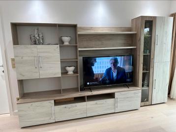 Zeer mooie tv wandmeubel in heel goede staat! beschikbaar voor biedingen