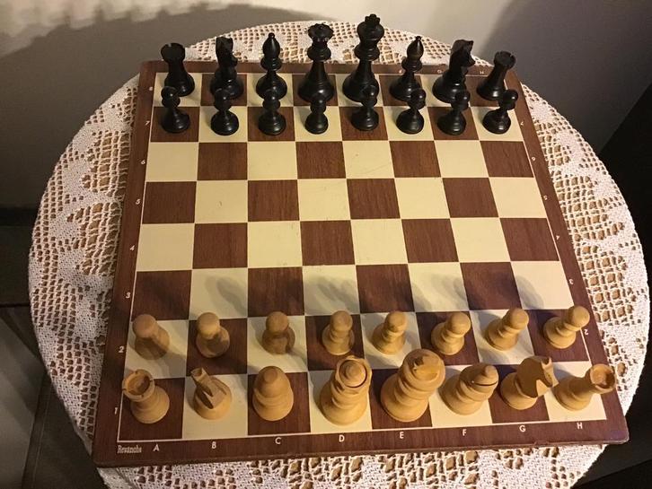 Schaakspel REVANCHE houten bord en houten schaakstukken., Hobby en Vrije tijd, Gezelschapsspellen | Bordspellen, Zo goed als nieuw