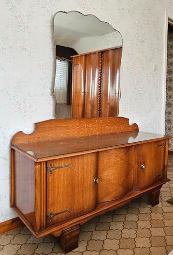 kleine vintage dressoir met elegante spiegel beschikbaar voor biedingen