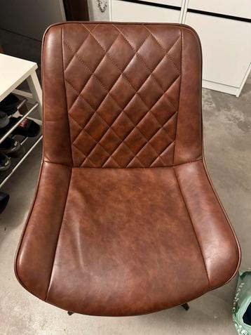 2 bruine kunstleren stoelen beschikbaar voor biedingen