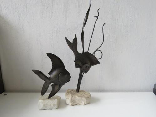 Koppel metalen sculpturen vis op natuursteen sokkel, Antiek en Kunst, Curiosa en Brocante, Ophalen of Verzenden
