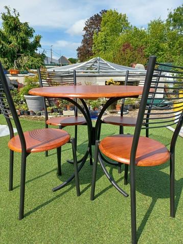 Ronde tafel en 4 stoelen, keuken/ terras, metalen onderstel 