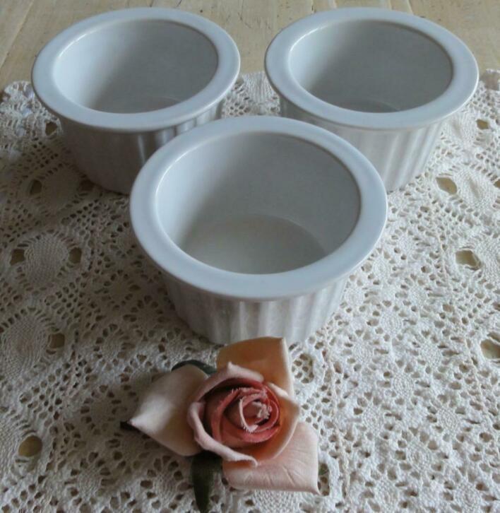 3 Wit porseleinen soufflé schaaltjes, Antiek en Kunst, Curiosa en Brocante, Ophalen of Verzenden