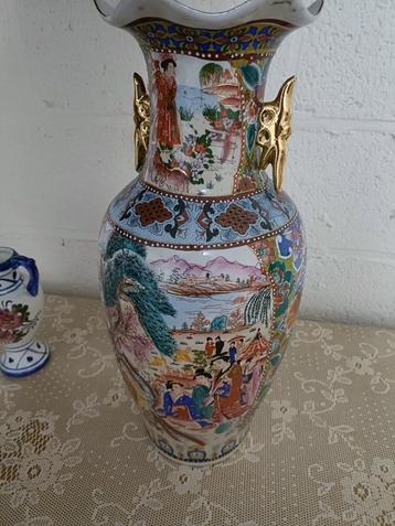 Een prachtige Chinese vaas, een mooi voorbeeld van tradition beschikbaar voor biedingen