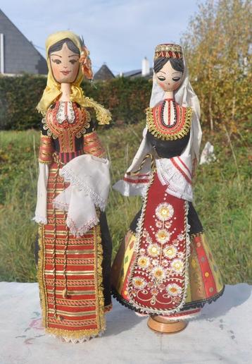 2 poupées folklorique pays de l'est bois et tissu  beschikbaar voor biedingen