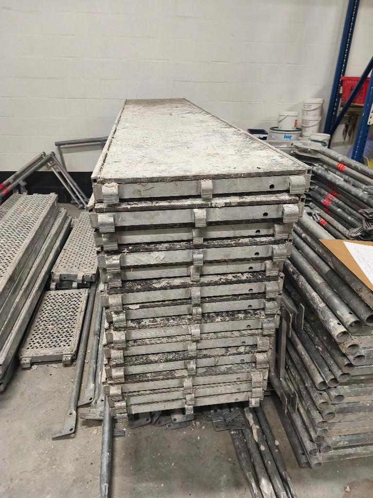 Stijger: Altrad Quadro, Doe-het-zelf en Bouw, Steigers, Gebruikt, Gevelsteiger, Minder dan 2 meter, Ophalen