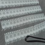 4 kantwerk gordijntjes, Enlèvement