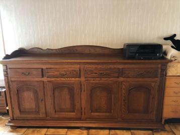 Buffet d'armoire vintage en chêne disponible aux enchères